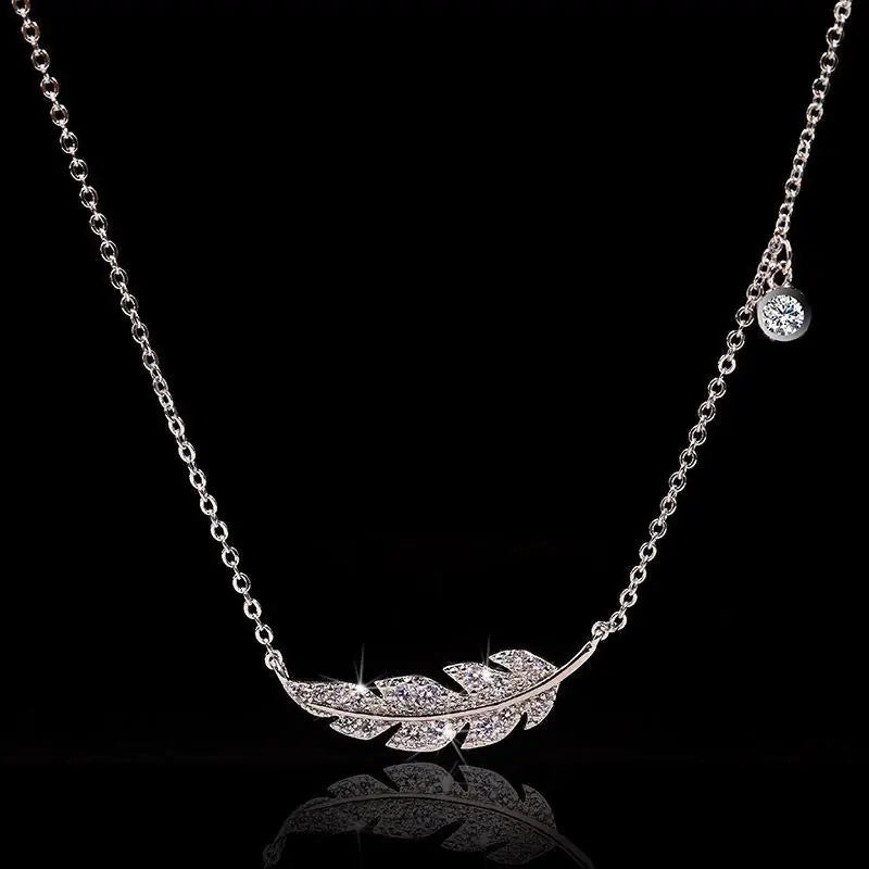 Fashionable Floral Pendant Necklace with Diamonds for Women