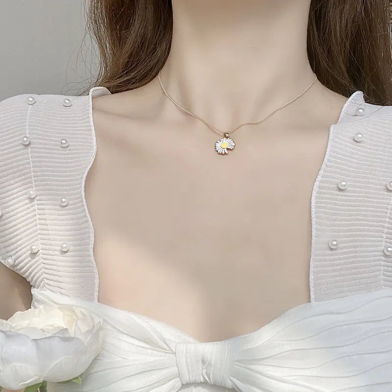 Hawaiian Style Daisy Pendant Necklace for Women